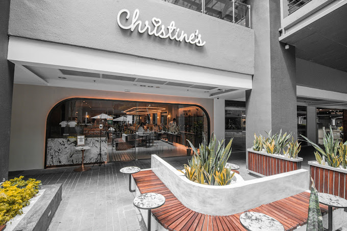 Christine's Bakery, Publika